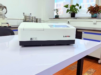 圖片包含 室內(nèi), 桌子, 窗戶, 活A(yù)I 生成的內(nèi)容可能不正確。