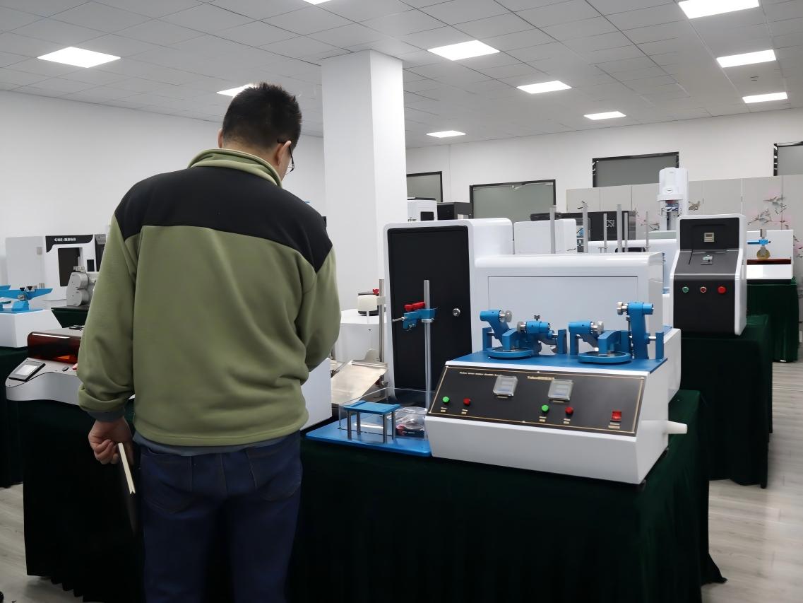 上海某公司到訪上海傲穎智能科技有限公司參觀紡織類檢測儀器