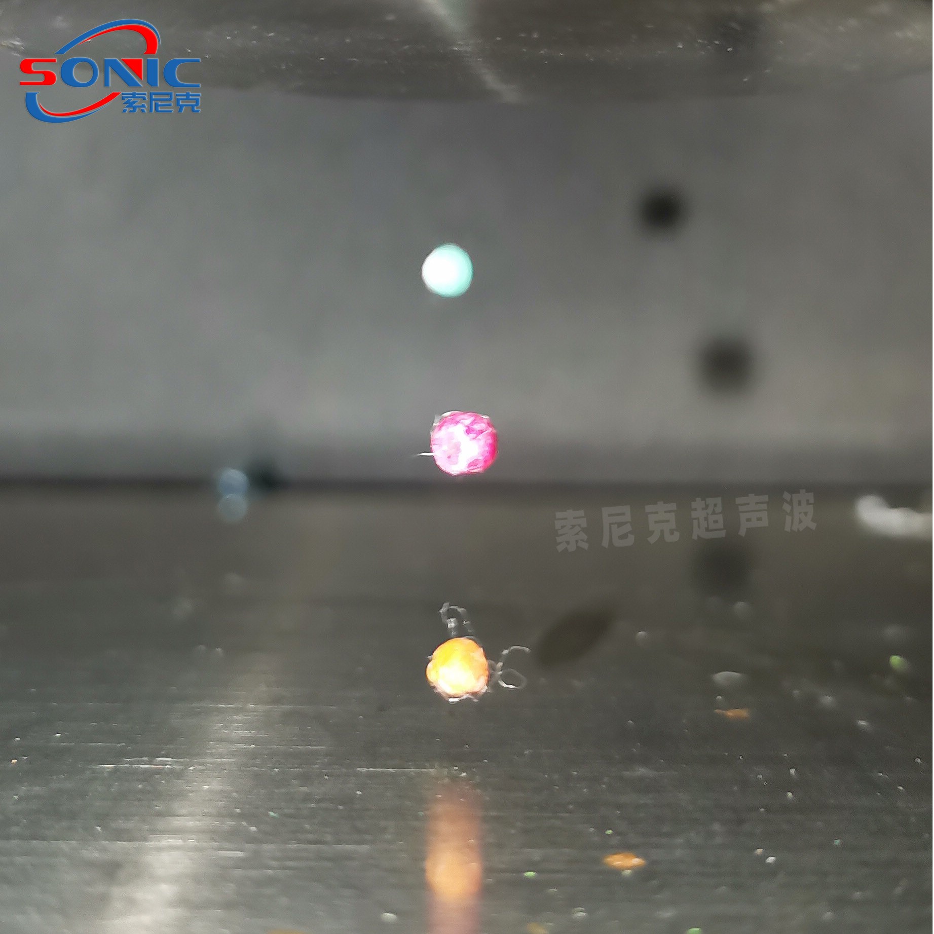 奇妙的超声波悬浮设备